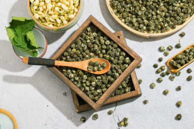 装在木盘里的茉莉龙珠