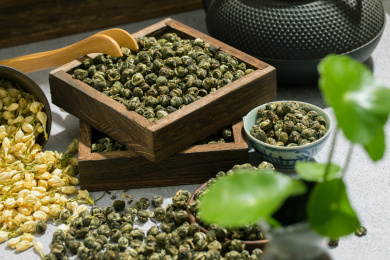 装在木盘里的茉莉龙珠干茶叶