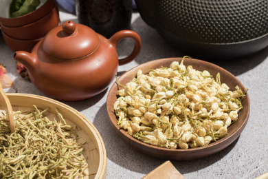 装在木盘里的茉莉干花