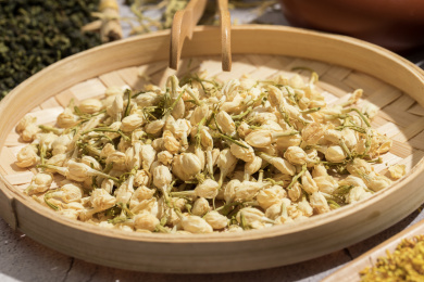装在竹筐里的茉莉干花