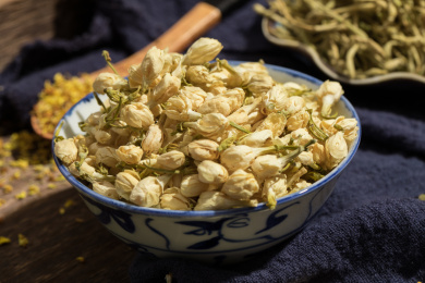 装在复古碗里的茉莉花