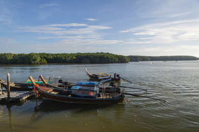 早上的泰国甲米镇的甲米河上的渔船