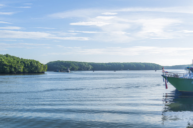 早上的泰国甲米镇的甲米河上的渔船