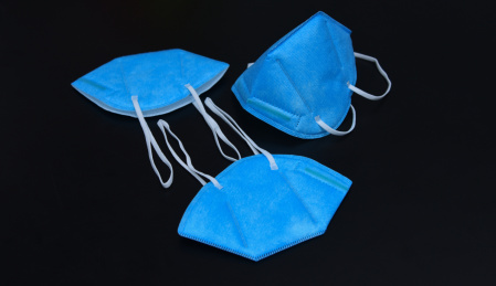 黑色背景下的头戴式kn95医用口罩