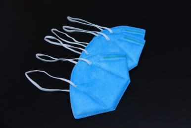 黑色背景下的头戴式kn95医用口罩