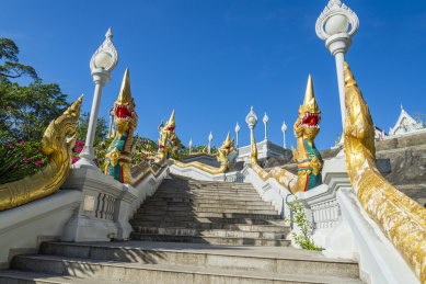 泰国甲米镇的克拉瓦兰佛寺庙的龙型雕塑