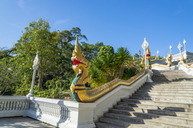 泰国甲米镇的克拉瓦兰佛寺庙的龙型雕塑