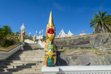 泰国甲米镇的克拉瓦兰佛寺庙的龙型雕塑