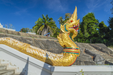 泰国甲米镇的克拉瓦兰佛寺庙的龙型雕塑