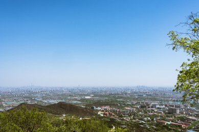 晴朗春天八大处公园眺望北京城