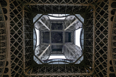 法国巴黎埃菲尔铁塔底部仰视图