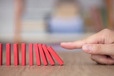 手指头去推倒一排多米诺骨牌