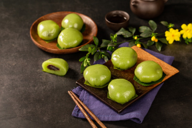 一碟小吃青团放着被色背景上的蓝布上