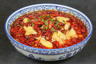 白瓷盆装的飘香水煮鱼特写