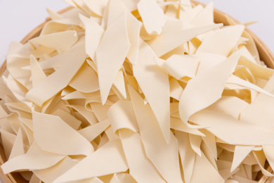 一堆白色的刀削面干特写