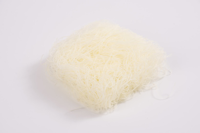 白色背景上的方形细米粉块