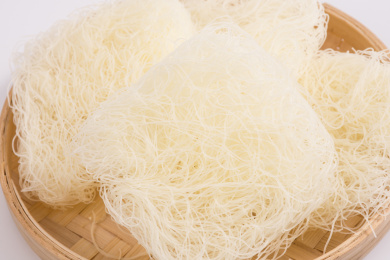 白色背景上的方形细米粉块