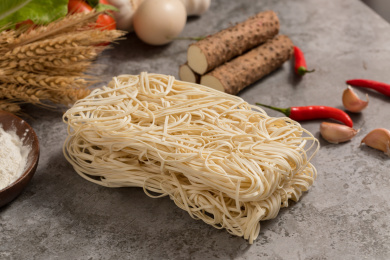 放在大理石板上的非油炸山药细面