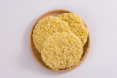 装在竹筐里的泡面圆饼