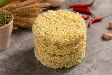 垒起来的泡面圆饼 泡面