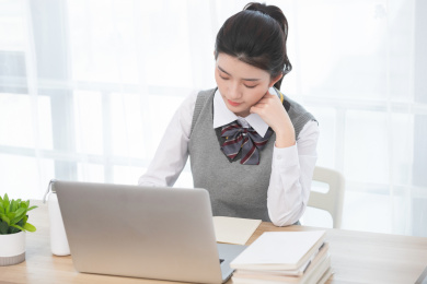 正在使用网络上课的亚洲女学生