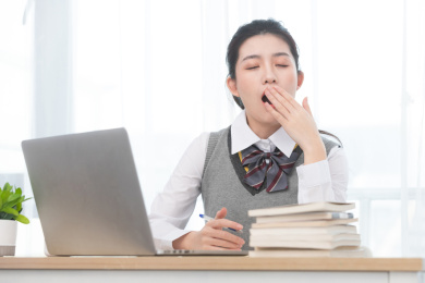 正在使用网络上课的亚洲女学生