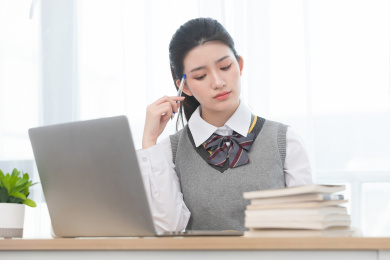 正在使用网络上课的亚洲女学生