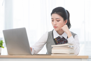 正在使用网络上课的亚洲女学生