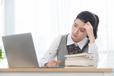 正在使用网络上课的亚洲女学生