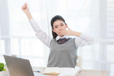 正在使用网络上课的亚洲女学生