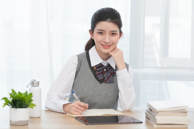 正在使用网络上课的亚洲女学生