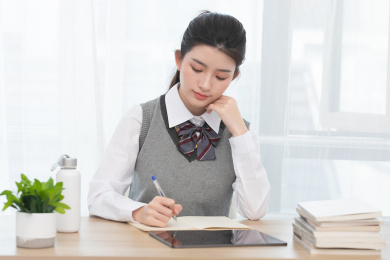 正在使用网络上课的亚洲女学生