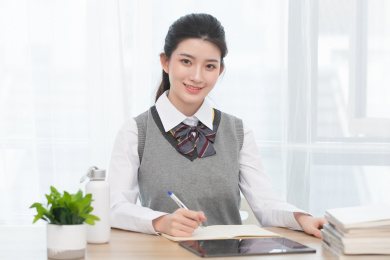 正在使用网络上课的亚洲女学生