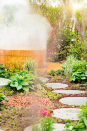 清晨摆放着木质浴盆的院子一角