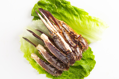 放在新鲜生菜上的新鲜梭子蟹蟹腿