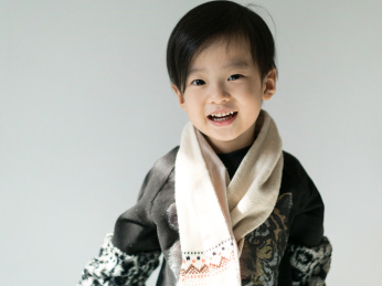 一个围着围脖的东方男孩