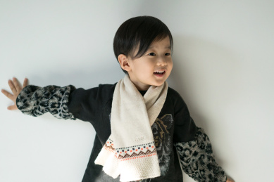 一个围着围脖的东方男孩