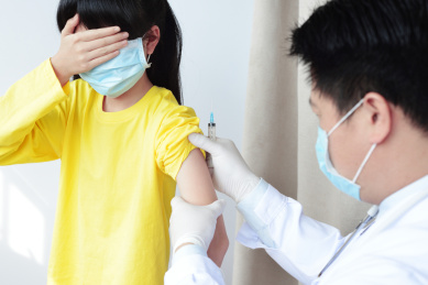 医生在给女童打针