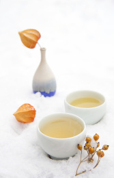 在落满白雪的石桌上细品茶的味道