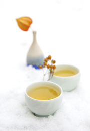 在落满白雪的石桌上细品茶的味道