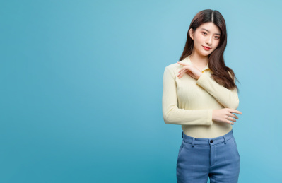 蓝色背景里的亚洲美女