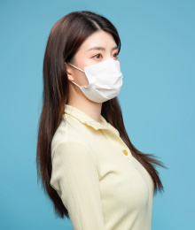  蓝色背景里，带着口罩的亚洲美女