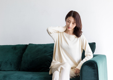 一名年轻女性坐在客厅的沙发上休息