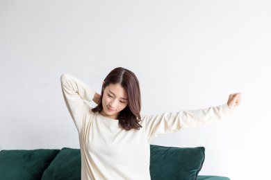 一名年轻女性坐在客厅的沙发上休息