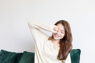 一名年轻女性坐在客厅的沙发上休息