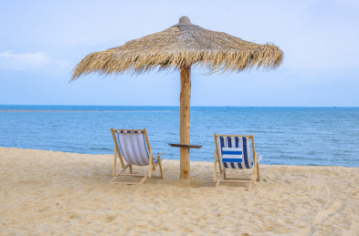 中国海南海边沙滩上的草亭和躺椅