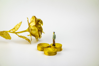 白色背景中的人物和现金