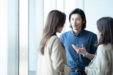 年轻的商务人士在开会