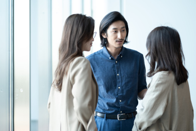 年轻的商务人士在开会