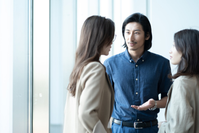 年轻的商务人士在开会